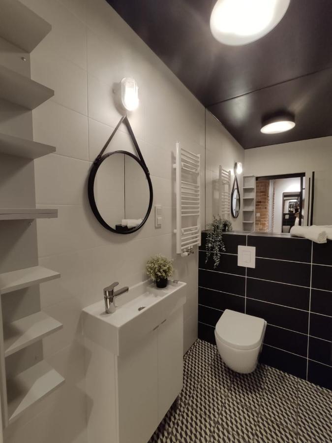 Red Wall Apartment In The Old Town غدانسك المظهر الخارجي الصورة