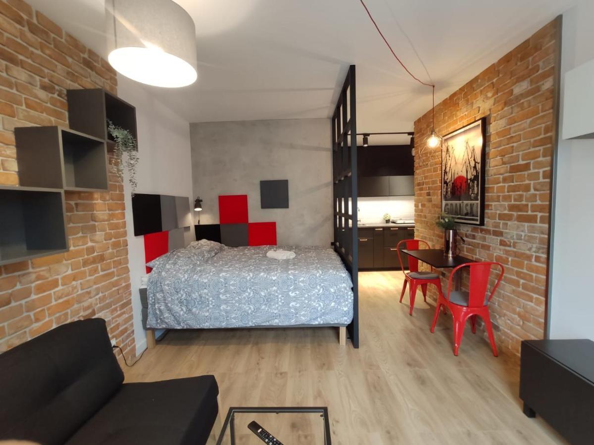 Red Wall Apartment In The Old Town غدانسك المظهر الخارجي الصورة